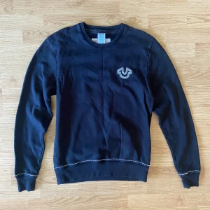 True Religion QT Crew Neck - !skicka bud för snabb affär! Fet true religion qt sweatshirt, väldigt sällsynt och i prima bra skick. Storlek M . Skriv om ni undrar någonting 📲
