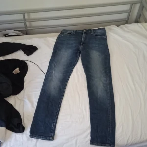 Blå jeans från Polo Ralph Lauren - Säljer ett par klassiska blå jeans från Polo Ralph Lauren med raka ben och femficksmodell. Jeansen har en lätt tvättad look och normal passform. Perfekta till vardags för en avslappnad stil.