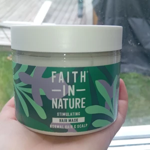 Faith in Nature Stimulating Hair Mask - En hårinpackning från Faith in Nature med naturliga ingredienser som rosmarin, nässla och kamomill. Passar normalt hår och hårbotten. Kommer i en rund burk på 300 ml med grön och vit design. Vegansk och 99,5% naturligt ursprung.