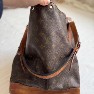 LV Monogram Noé GM väska - Säljer min favoritväska som funkar till alla tillfällen, såsom vardag och fest. En riktig klassiker. Inköpt på Vestaire för ett par år sedan. 💘