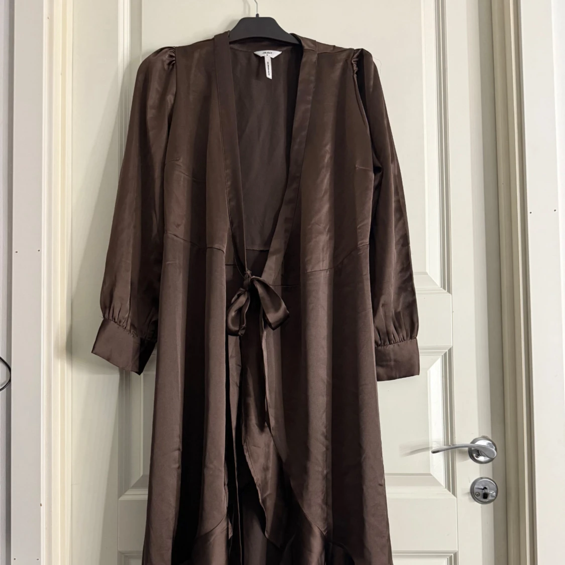 Brun omlottklänning med volang