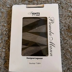 Randiga strumpbyxor  från Pamela Mann onesize - Säljer ett par strumpbyxor från Pamela Mann i one size. Tightsen har ett randigt mönster i svart och grått och är perfekta för att ge outfiten lite edge. Onesize. Helt nya.