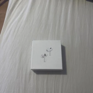 EarPods Pro Gen 2  - Säljer nu ett par helt nya EarPods pro gen 2. Produkten kommer med paket. Den är även helt oanvänd. Vid mer information skriv till mig.