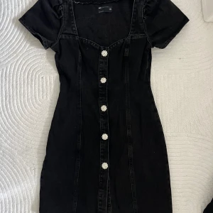 Denim klänning - Svart jeansklänning med snygga detaljer från asos
