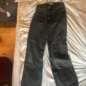 Svarta jeansbyxor från 157 Boulevard - Säljer ett par svarta jeansbyxor från 157 Boulevard i storlek S. Byxorna har klassisk femficksdesign, raka ben och hög midja. Perfekta till en avslappnad stil och passar till många olika outfits.