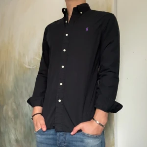Ralph lauren skjorta - En svart skjorta , perfekt till sommaren och i högsta kvalitet då den är aldrig andvänd 