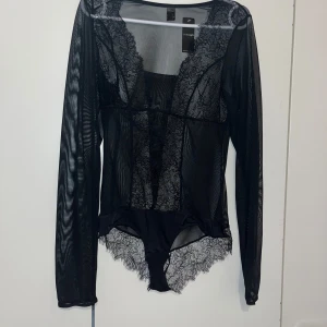 Body/yöasu - Musta pitsinen body. Alhaalla nappikiinnitys. Meille olikin väärän kokoinen. Koko M.  Kaikai n 36cm. Kissatalous MMM, lisätietoja saa kysymällä Katsothan myös muut ilmoitukseni Mikäli hinta ei miellytä tarjoa rohkeasti 