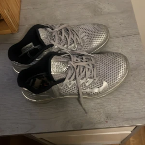  Silvrig Nike skor -  Ett par Nike silvriga skor mycket bra mycket grepp fortfarande användbar 