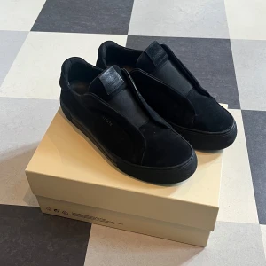 Axel Arigato skor  - Säljer nu mina Arigatos då de är för små boxen fås med och även extra sulor. 