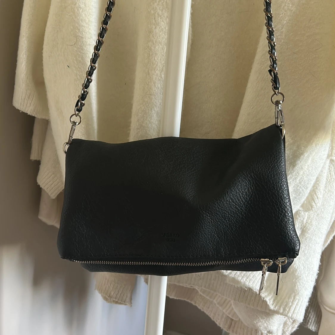 Svart axelväska med kedjerem