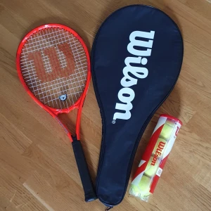 Tennis racket,väska och bollar  - Fint skick, använd 1-2 gånger men är i ny skick, kan ej fraktas. 500kr 