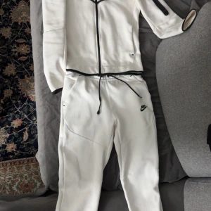 Vit Nike Tech (passar S) - Hej, som du ser så säljer jag nu min fina vita nike tech. Den är välanvänd. Inga fläckar ele något liknande. Den är fin o perfekt. Storlek XS men går åt S delen
