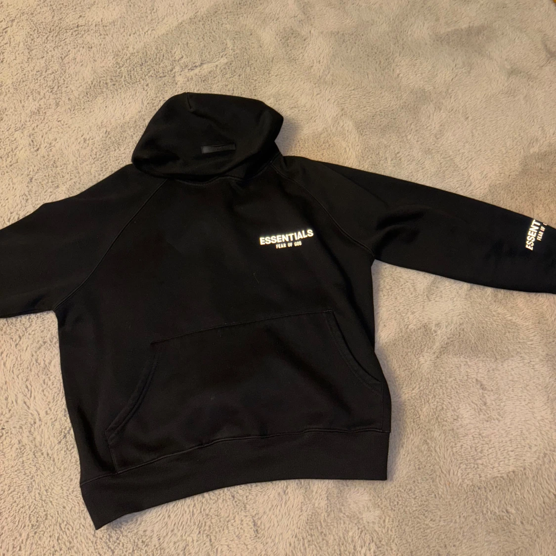 Svart hoodie från Essentials - 1