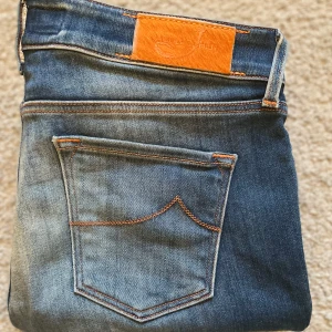 JACOB COHËN Blå jeans - Säljer dessa skitsnygga Jacob Cohën jeans! Storlek W29 L32. 9/10 skick använda väldigt sparsamt. Skriv gärna vid frågor eller funderingar☺️