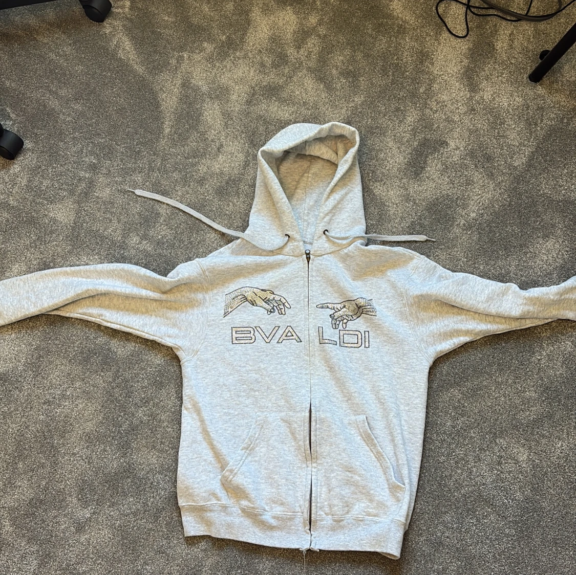 Ljusgrå hoodie med tryck från BVALDI - 1