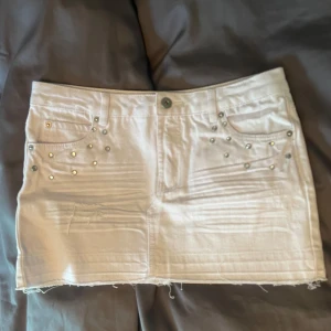 Lågmidjad kjol💞💞 - Säljer en vit kort/lågmidjad jeanskjol med coola nitar framtill vid fickorna. . Perfekt för dig som vill ha en edgy och trendig look. Vid några frågar är det bara att skriva!!( Jag står inte för frakt)💞