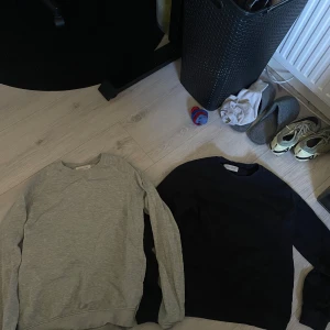 Grå och svart sweatshirt från peir one  - Båda för 150kr Två stilrena sweatshirts i grått och svart från Filon. Båda har rund halsringning, långa ärmar och ribbade muddar vid ärmslut och nederkant. Perfekta för en avslappnad och enkel look.