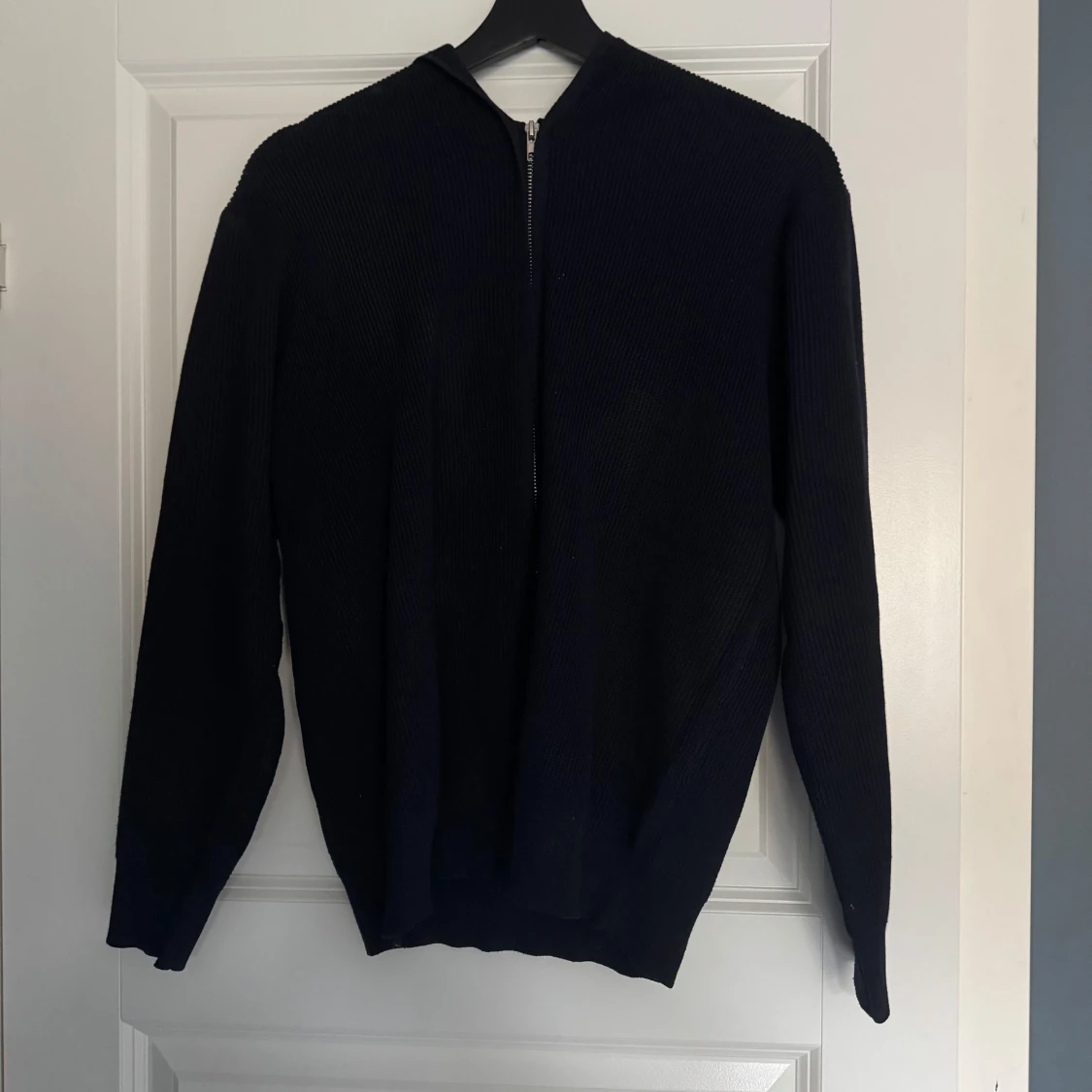 Mörkblå stickad merinoull zip