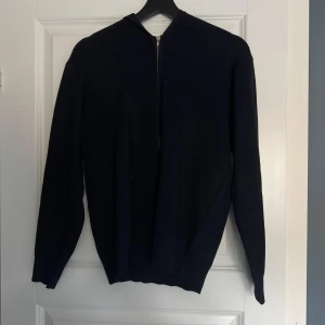 Mörkblå stickad merinoull zip - Säljer en mörkblå stickad merinoull Zip. var för liten när jag köpte den så den är ny. Tveka inte på att höra av er.