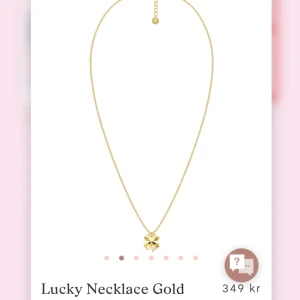 Halsband med fyrklöver i guld från Edblad  - Snyggt halsband i guld med ett hänge format som en fyrklöver från Edblad. Använd ett par gånger men är i ett super fint skick, nypris 349kr💖💖