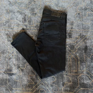 Tiger of Sweden jeans - Säljer dessa snygga tiger of sweden jeans, perfekta till sommarn. Jag säljer dem för endast 199kr. Skicket är väldigt bra, dock är en liten lapp för info står avklippt (7/10) och är i storlek 30/32.  Om ni har några frågor så är det bara att höra av sig!! 