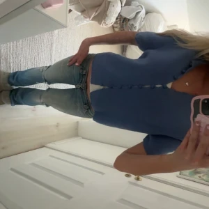 Blå kortärmad stickad kofta med knappar - Asnice blå kortärmad stickad kofta från massimo dutti!!! helt slutsåld och i så bra skick❤️❤️❤️❤️❤️