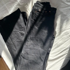 Svarta jeansbyxor från Perfect Jeans - Svarta jeansbyxor från Perfect Jeans (Gina) med klassisk femficksdesign och silverfärgad knapp. Utsvängda ben, aldrig använda 🩷