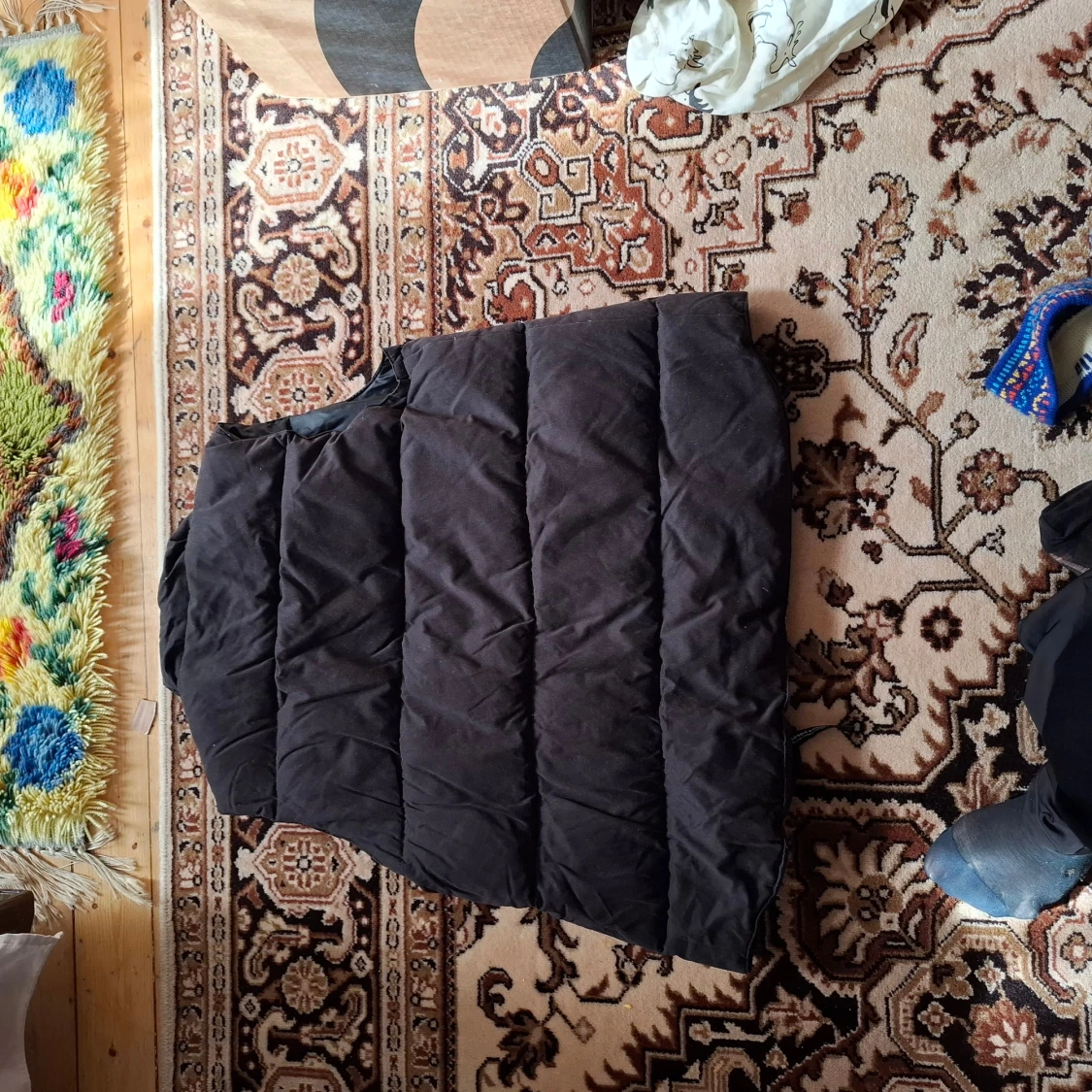 Svart dunväst med röd broderad detalj - 2