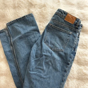 Pin mid straight jeans Weekday - Perfekt får oss som behöver TALL längd. Säljer pga för stora i storleken men längden är perfekt för mig som är 174-175: modellen heter ”Pin mid straight jeans” går att söka på weekdays hemsidan. Använda 1 gång   STORLEK 28x34  Längden är 34  Midjestorlek är 28