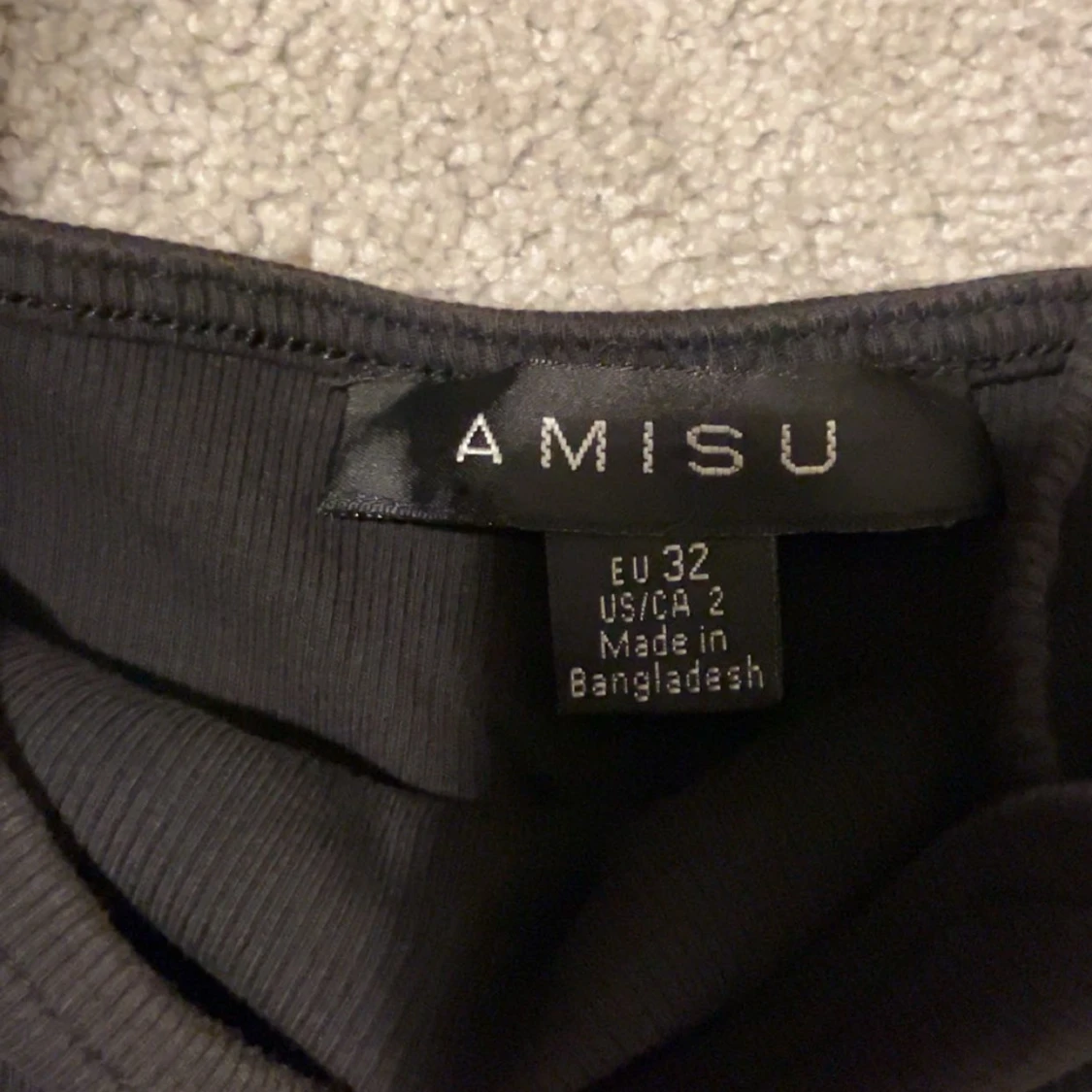 Svart ribbad klänning från Amisu - 2