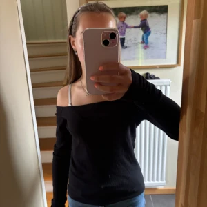 Svart offshoulder topp från Cubus - Säljer en svart ribbad offshoulder topp från Cubus i storlek S. Tröjan har långa ärmar och stretchigt tyg! Läs gärna bio💘