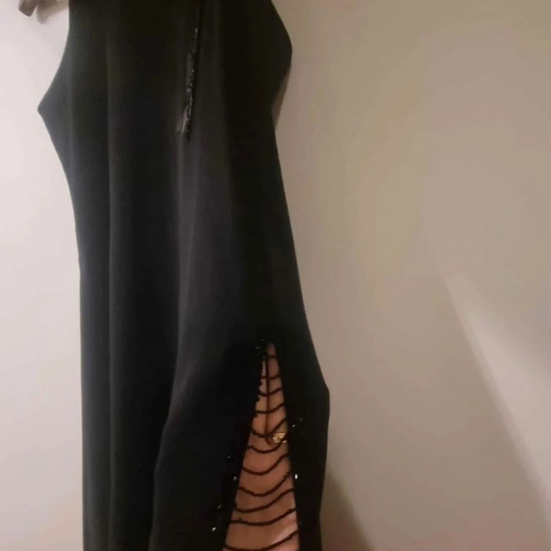 Svart långklänning med blomdetalj och slits - 1