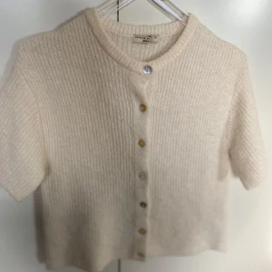 Stickad kofta - Super fin kofta med knappar som knappt är använd. Super bra skick