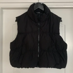 H&M väst, strl M - En svart polyester-väst från H&M i storlek medium. Passar perfekt till våren/hösten. Nyskick, aldrig använd. Levereras nytvättad. Postar samma dag som betalning gjorts! Om du har några frågor får du gärna höra av dig. Mvh