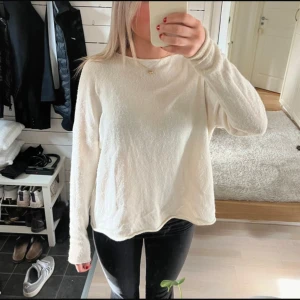 Vit stickad tröja från Zara - Säljer en finstickad krämvit tröja som är ganska boxig. Den har en rund halsringning och är ganska tunn. Använd fåtal gånger så den har bra o fin kvalitet. 