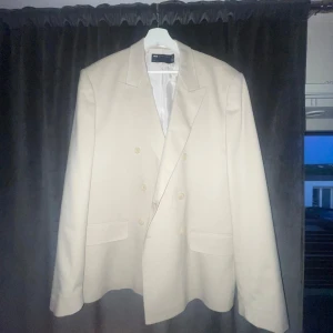 Dubbelknäppt kavaj beige - Hej, säljer nu min beiga dubbelknäppta kavaj eftersom den ej passar mig längre! Condition är:  9/10 Hör av dig om du har några frågor!