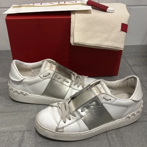 Valentino Open - Tja, säljer dessa fina paret Valentinos i bra skick. Storlek 35,5 men passar 36. Tillbehör: Box, dustbag, extrasnören, brev