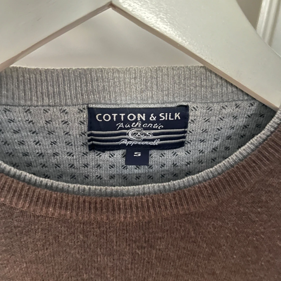 Brun tröja från Cotton & Silk med armbågslappar - 2