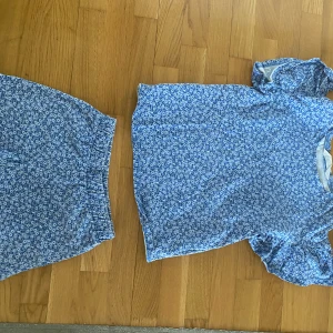 Somrigt sett för små flickor - Fint enkelt sett för små flickor. Kan användas som pyjamas eller bara ett sett att ha på sig ute på sommaren!