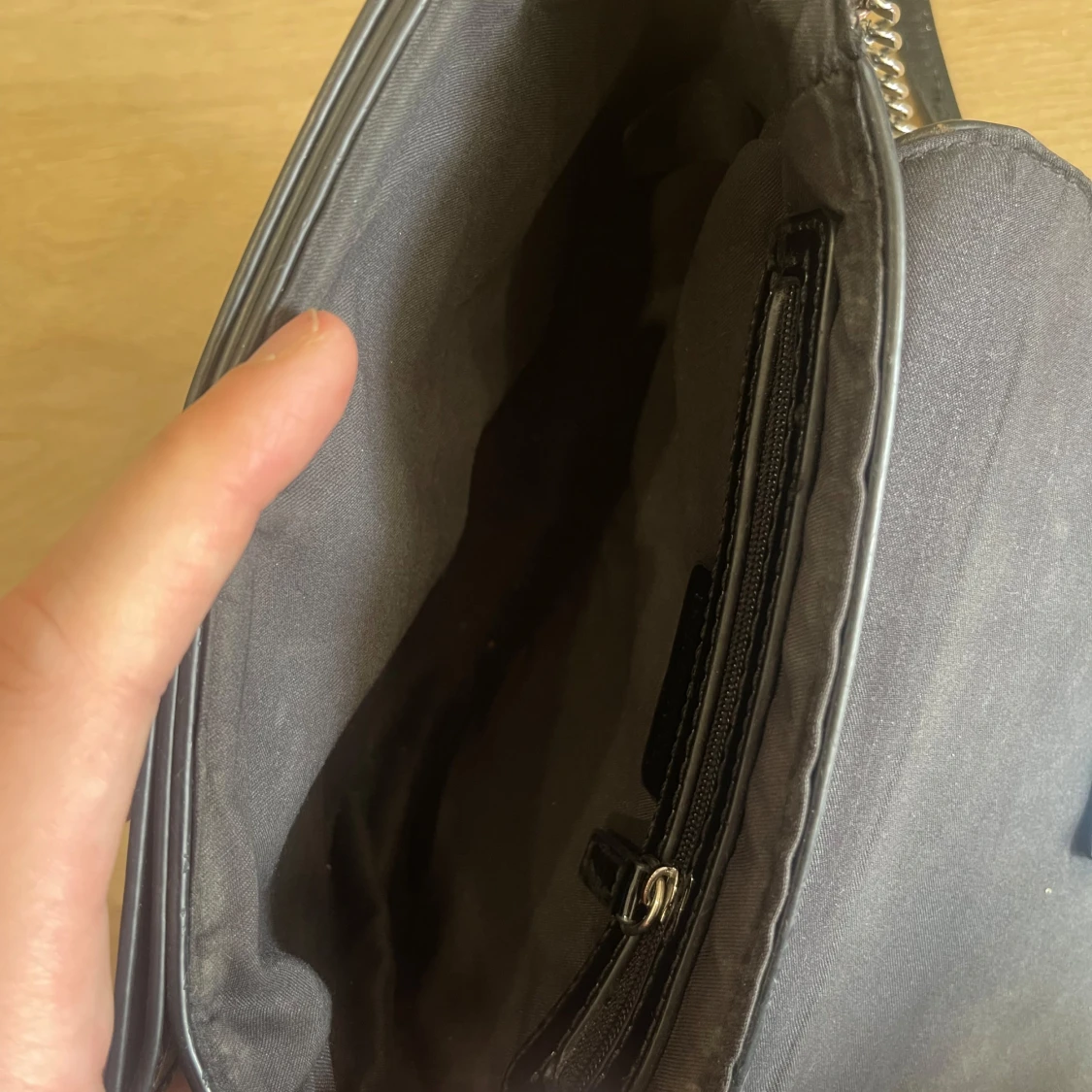 Svart axelväska i lack med silverkedja - 3