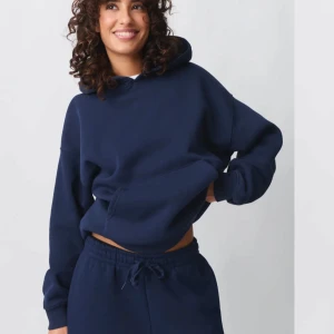 Mörkblå hoodie - Jätte fin Hoodie från Gina, använd ett par gånger. Skriv för frågor / egna bilder❤️