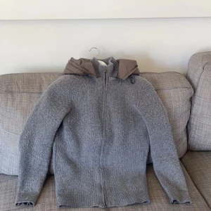 Massimodutti cardigan  - Hej säljer nu min cardigan då den inte används längre. Den säljs inte längre i butik och är darför väldigt eftertraktad. Skriv flr mer frågor🙌🏽