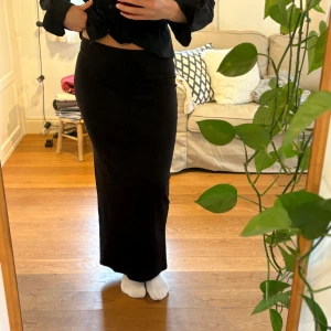 Svart långkjol från Gina Tricot - Stretching svart långkjol från Gina Tricot Knappt använd, jättefint skick! Storlek M