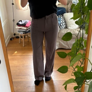 Grå raka/vida kostymbyxor  - Raka/vida kostymbyxor från Madlady Storlek M