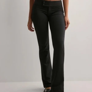 Kostymbyxor  - Superfina lågmidjade kostymbyxor från Nelly,knappt använda