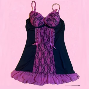 Rosa och svart y2k lingerie klänning - Super söt rosa och svart lingerie kort klänning jättefin som tröja oxå. Annonsen är uppladdad både på vinted och plick, först till kvarn gäller! Priset är diskuterbart!
