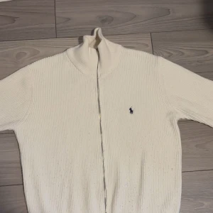 Ralph lauren stickad tröja med zip - Ralph lauren tröja använd flertalet gånger därav låga priset