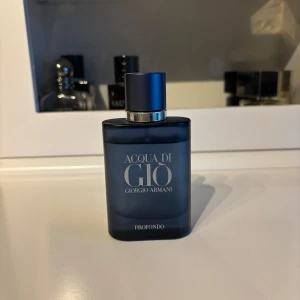 Acqua di Giò Profondo herrparfym - Fräsch och modern herrparfym från Giorgio Armani, Acqua di Giò Profondo. Flaskan är mörkblå med silverdetaljer och har en stilren, matt finish. Perfekt för dig som gillar marina och friska dofter.