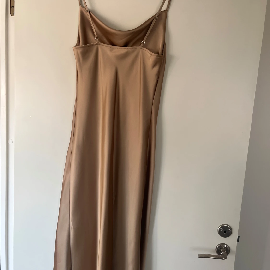 Champagnefärgad långklänning från NA-KD - 2