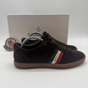 MONCLER SNEAKERS - Moncler Sneakers - Skick: 9/10 - Storlek 40 sitter som 41 - Nypris 8300kr - Tillbehör: Box & Moncler logo tag - deluxecloset